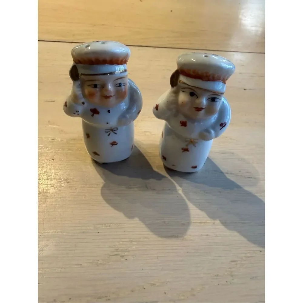 vintage ceramic salt and pepper shakers chef and a baker Japan 1950s.